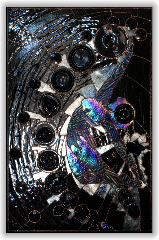basorelief de artă contemporană în sticlă și metal