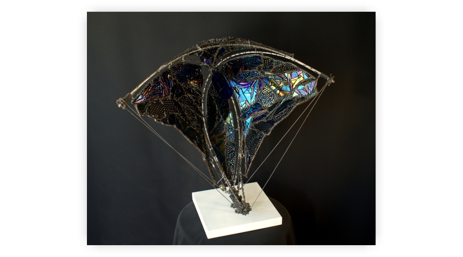 sculptură de artă contemporană în sticlă și metal