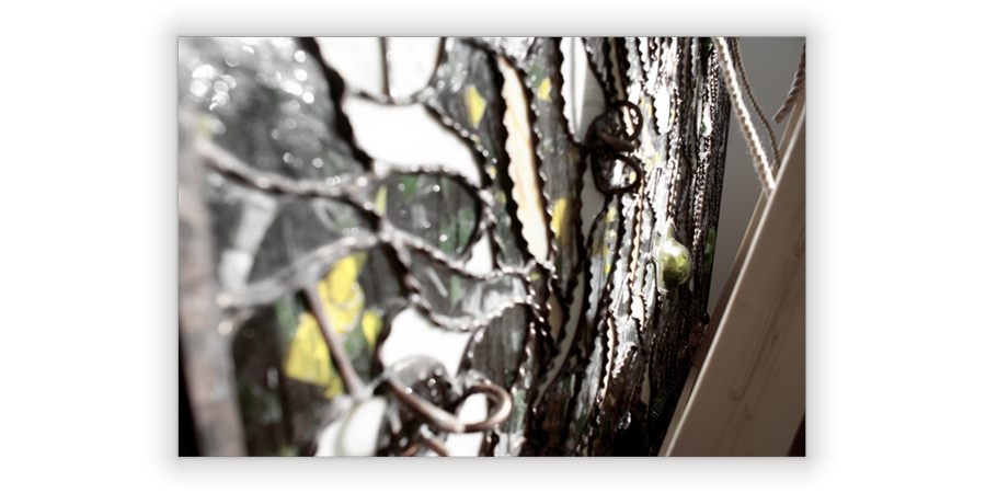 bas-relief d'art contemporain en verre et métal